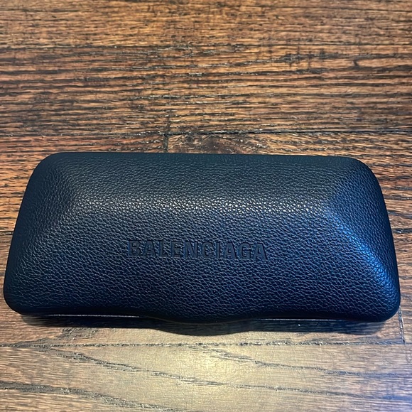 Balenciaga sunglasses. Brand new with case and lense cleaner cloth - Picture 3 of 12